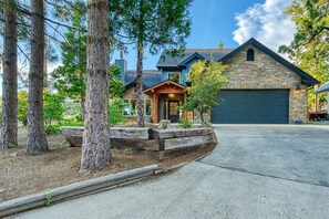 Welcome to Sunset Retreat where the views are Ahhhhmazing! We believe in unbeatable service, communication, and amenities! Stay with us! @thecabinhost