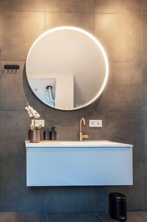 The sleek and contemporary bathroom design is the perfect place to unwind, offering both luxury and convenience.