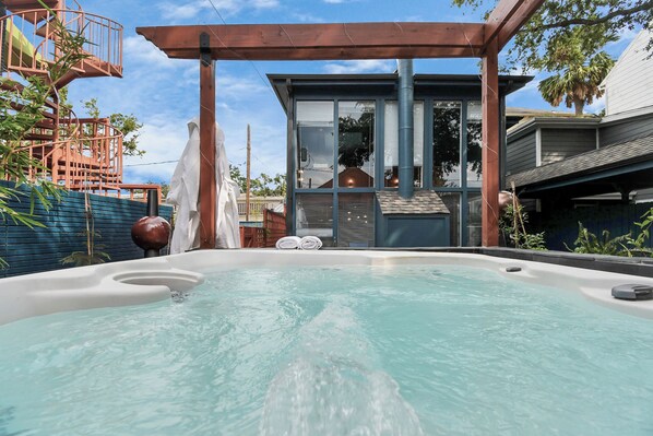 Outdoor spa tub