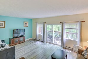 Living Room | Twin Daybed w/ Twin Trundle | 1st Floor (Stairs Required)
