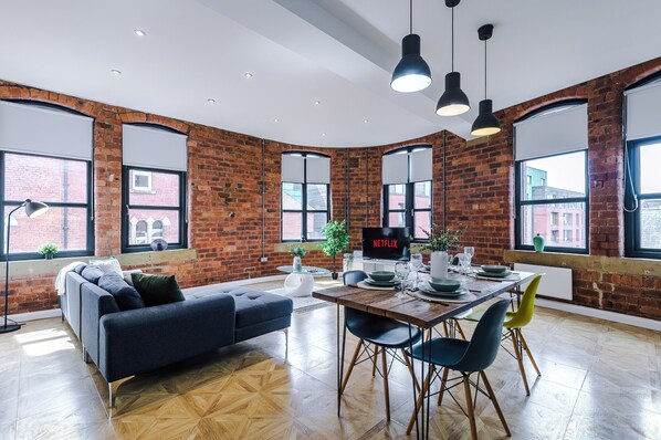 Living Room / Lounge