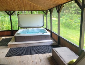 Indoor spa tub