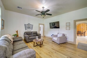 Living Room | Smart TV | Free WiFi | Central Heating & A/C