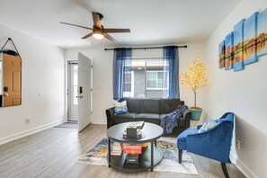 Living Room | Free WiFi | Central A/C & Heat | Smart TV