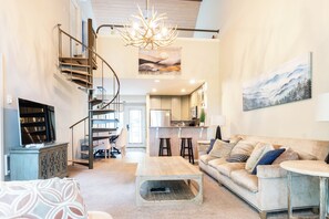 Welcome to our Slopeside Retreat! - a light-filled, top-floor condo!