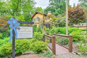 Property Exterior | Single-Story Apartment