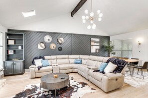 Living Room | Flat-Screen TV | Fireplace (Decorative)