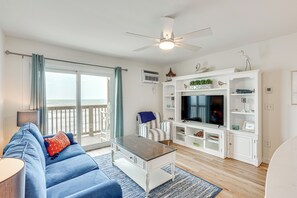 Living Room | Single-Story Condo | Smart TV | Central A/C & Heating | Ocean View
