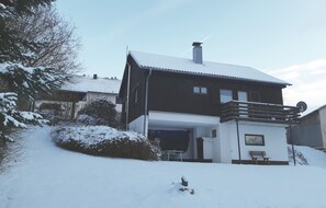 untere Terrasse mit offenem Kamin