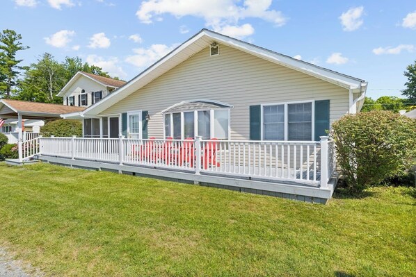 Lovely home with a large deck and vibrant garden, perfect for enjoying sunny days and beautiful views. ☀️