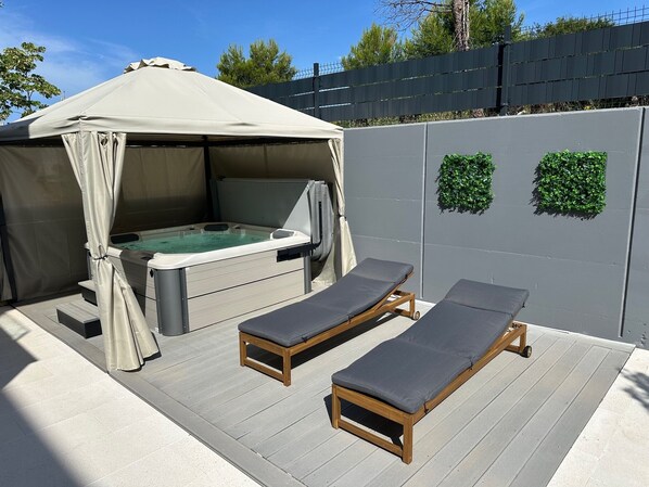 Bain à remous extérieur