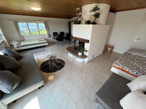 Bedroom, Livingroom 