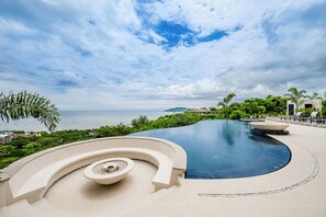 Fire Pit & Infiny Pool. - Fire Pit & Infiny Pool.