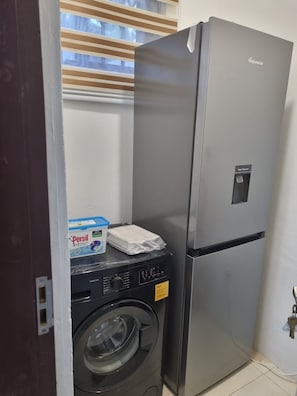 fridge/freezer , washing machine
