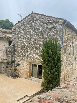 VUE MAISON DES INVITÉS DE LA TERRASSE INTERIEURE