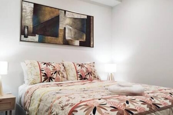 Bedroom 2, Queen size bed