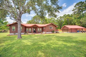 House Exterior | Deck | Fire Pit | Lake View | 2 Kayaks Provided