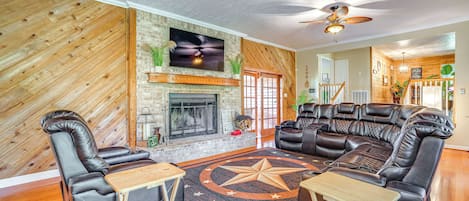 Onalaska Vacation Rental | 3BR | 2BA | 1,952 Sq Ft | Stairs Required