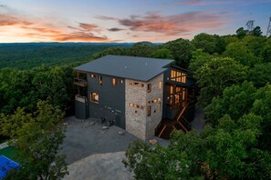 Raise 'Em Up- Brand New Luxury Cabin! Sleeps 22!