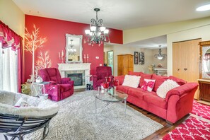 Living Room | Queen Sleeper Sofa | Fireplace | Smart TV | Single-Story Home