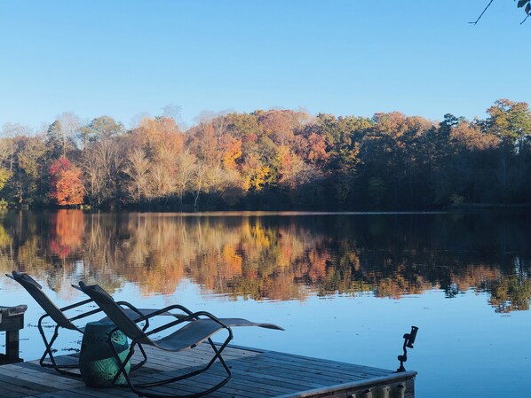 This lake doesn’t just reflect the sky — it reflects your need to unplug.