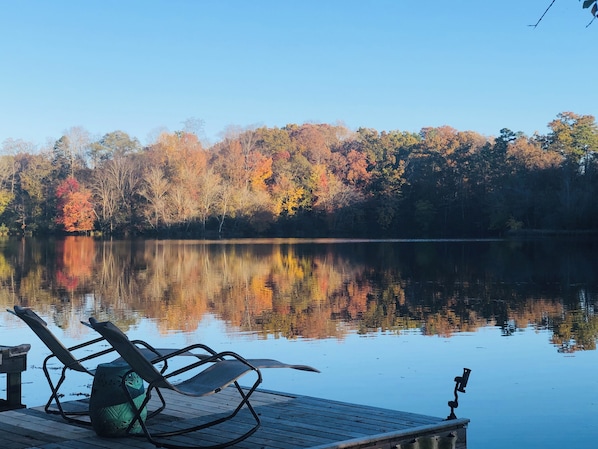 This lake doesn’t just reflect the sky — it reflects your need to unplug.