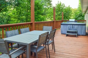 Private Deck | Hot Tub | 12 Mi to Natural Bridge State Park