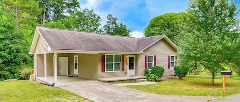 Campton Vacation Rental | 3BR | 1.5BA | 1,200 Sq Ft | 1 Step Required