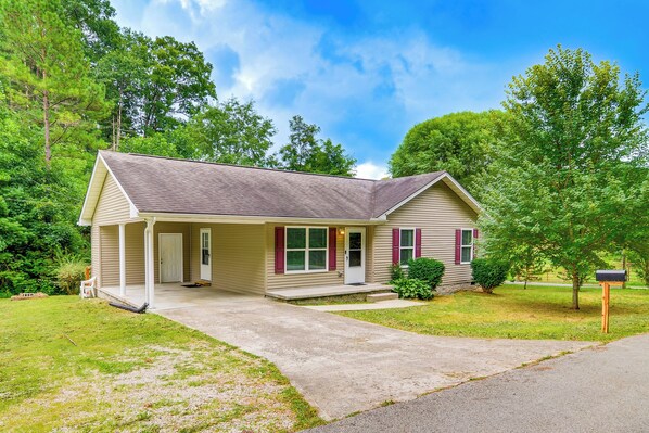 Campton Vacation Rental | 3BR | 1.5BA | 1,200 Sq Ft | 1 Step Required