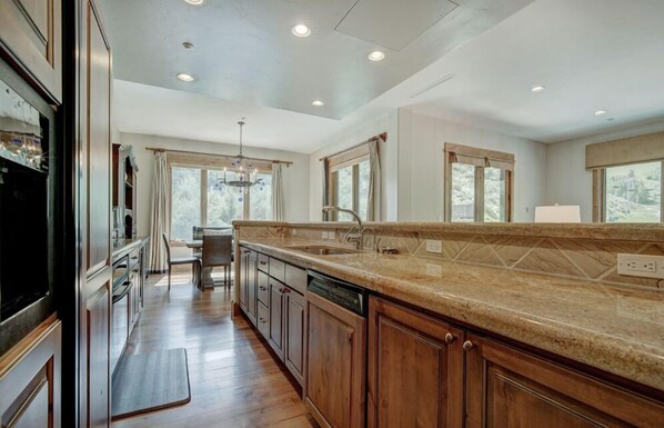 counter space, and a large island perfect for meal prep and entertaining.