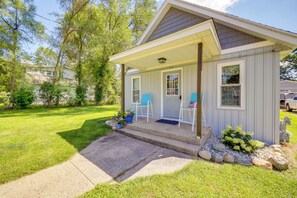 Apartment Exterior | Front Porch