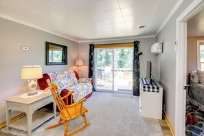 Living Room | Flat-Screen TV | Free WiFi