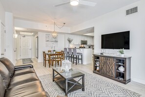 Living Room | Queen Sleeper Sofa | Smart TV | Free WiFi | Central Heating & A/C