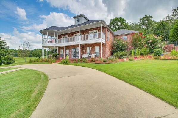 Hot Springs Vacation Rental | 3BR | 2.5BA | Stairs Required | 2,495 Sq Ft
