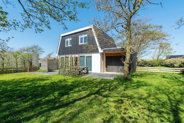 Außenseite Ferienhaus [Sommer]