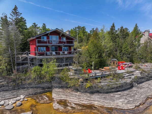 Welcome to an enchanting getaway on the stunning Bruce Peninsula! Nestled along an unbelievable Georgian Bay shoreline. Please note, there are no kayaks onsite. Rentals are available. 