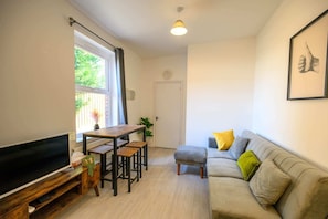 Seating & dining area