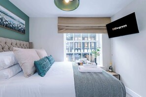 The studio benefits from a comfortable double bed, a 40-inch Smart TV, an en-suite bathroom and a fully equipped kitchen.