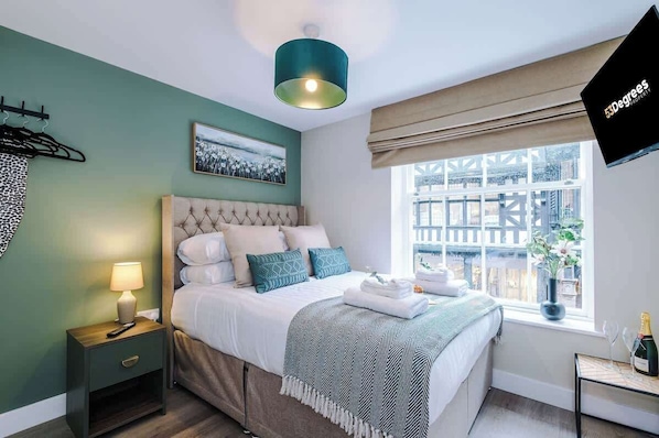 The studio benefits from a comfortable double bed, a 40-inch Smart TV, an en-suite bathroom and a fully equipped kitchen.