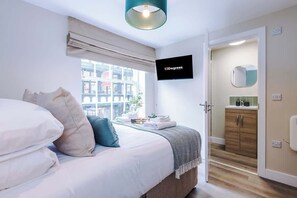 The studio benefits from a comfortable double bed, a 40-inch Smart TV, an en-suite bathroom and a fully equipped kitchen.