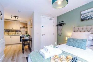 The studio benefits from a comfortable double bed, a 40-inch Smart TV, an en-suite bathroom and a fully equipped kitchen.