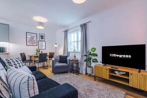 The open-plan living area benefits from a comfortable double sofa bed, a 40-inch Smart TV with Netflix and plenty of space to sit down and relax after a hard day at work.