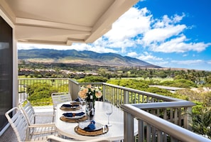 Enjoy breakfast or dinner on this spacious balcony while taking in the lush golf course and majestic mountain views. The fresh Hawaiian air and vibrant scenery make every meal here a special occasion. WH1-723