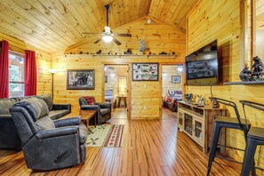 Living Room | Queen Sleeper Sofa | Smart TV | Fireplace | Single-Story Cabin