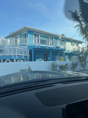 840 North Shore Drive – A spacious two-story, 6-bedroom home in Anna Maria, featuring 4 bathrooms, 2 kitchens, 2 dining rooms, and 2 great rooms for ultimate comfort and convenience.