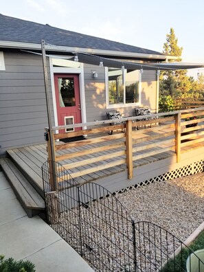 Private entry and deck