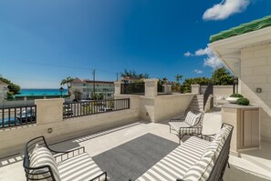 Rooftop terrace with wet bar. Ideal for lounging and enjoying the view!