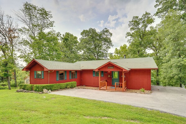 Flippin Vacation Rental | 3BR | 2BA | Step to Enter | 1,800 Sq Ft
