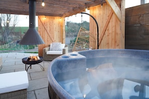 Hot Tub / whirlpool bath (Outdoor)
