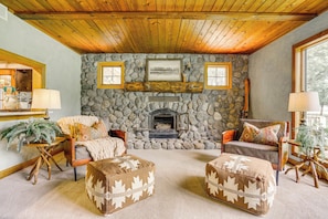 Living Room | Fireplace | Central Air Conditioning/Heat | Free WiFi | 1st Floor